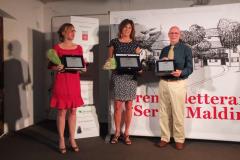 Premiazione della vincitrice del premio narrativa di viaggio Simona Baldanzi e Paolo Ciampi  premiati dalla Signora Franca Maldini.