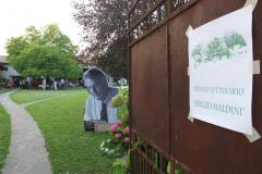 Ingresso nel giardino di casa Maldini con l’immagine di Sergio Maldini